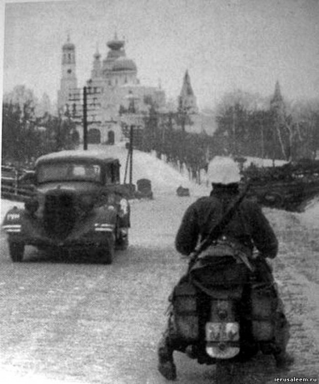 Вид с Волоколамского шоссе на Новоиерусальмский монастырь.jpg