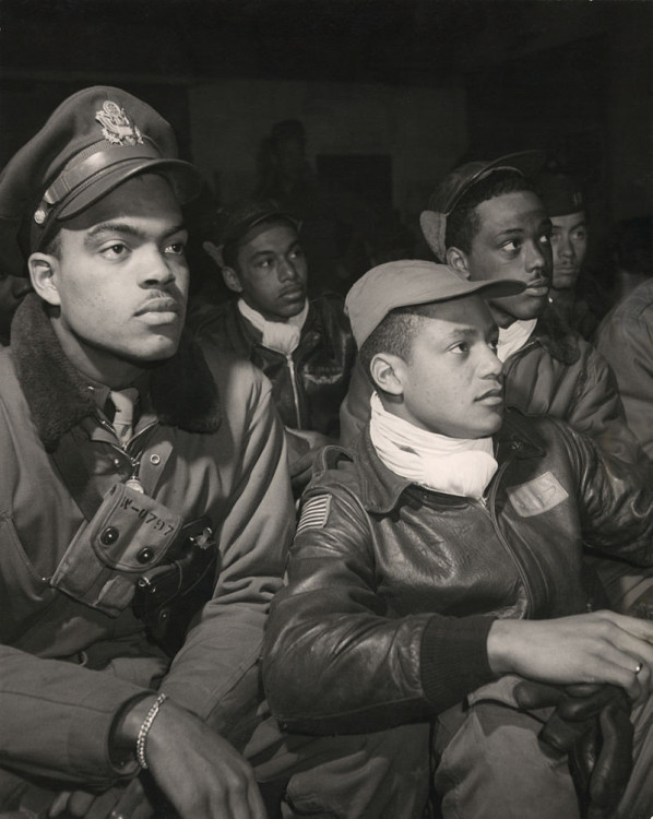 800px-Tuskegee_Airmen_332nd_Fighter_Group_pilots_ppmsca13245u.jpg