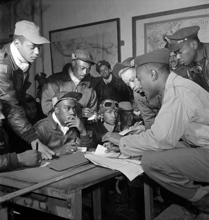 800px-Tuskegee_airmen_2.jpg