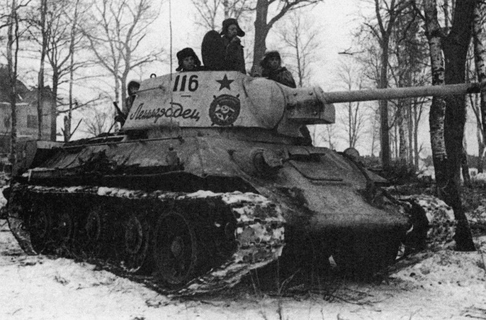 Советский танк Т-34 «Ленинградец» въезжает в Красное Село. 1944 .jpg