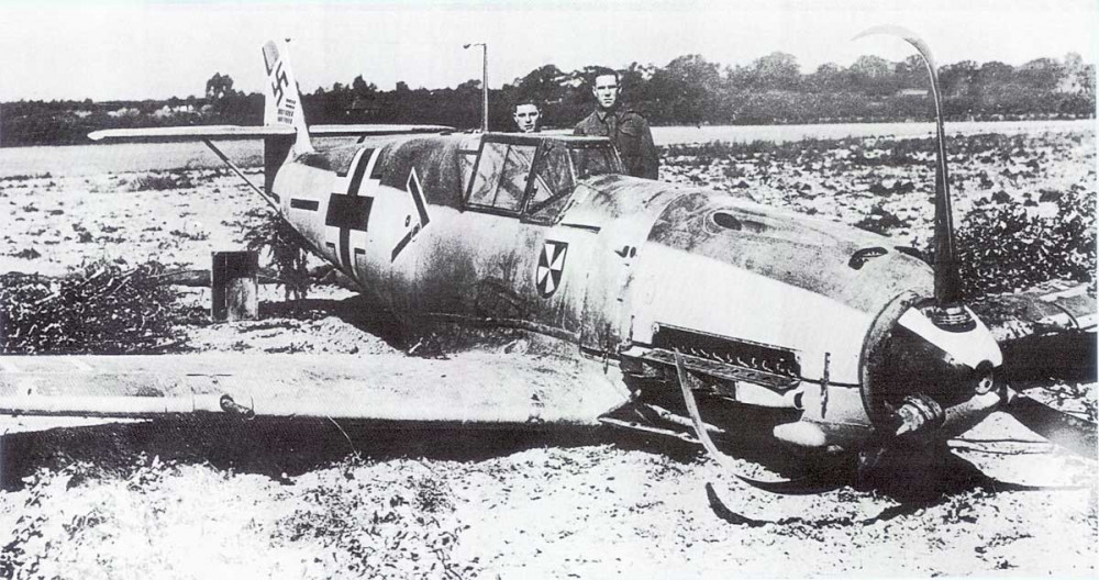 1434858844_1-Bf-109E-II.JG3-(-Werra-WNr1480-crash-landed-Kent-1940-01.thumb.jpg.b2211b4008c1e4452ca5149de4fad249.jpg