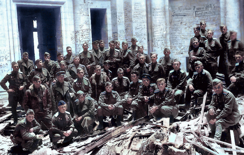 23-08-07-personnel-of-the-189-guards-brest-order-of-suvorov-assault-aviation-regiment-after-the-victory-in-the-destroyed-reichstag-may-1945wc39f.jpg