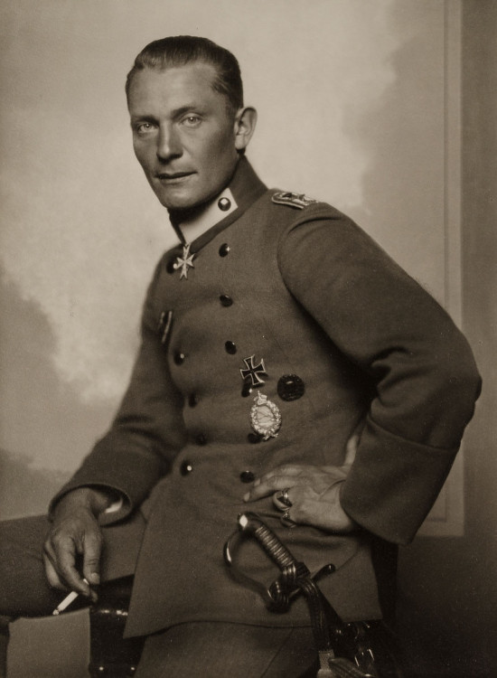 1537621084_Nicola_Perscheid_-_Hermann_Gring_um_1918.thumb.jpg.cb7a5522174656926ea66194bf3d5894.jpg