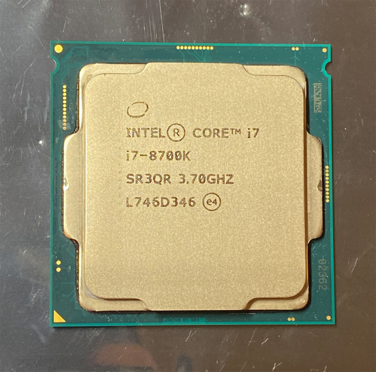 I7-8700K_001.thumb.jpg.d9db4493473c89c5edd9c32f7da47d04.jpg