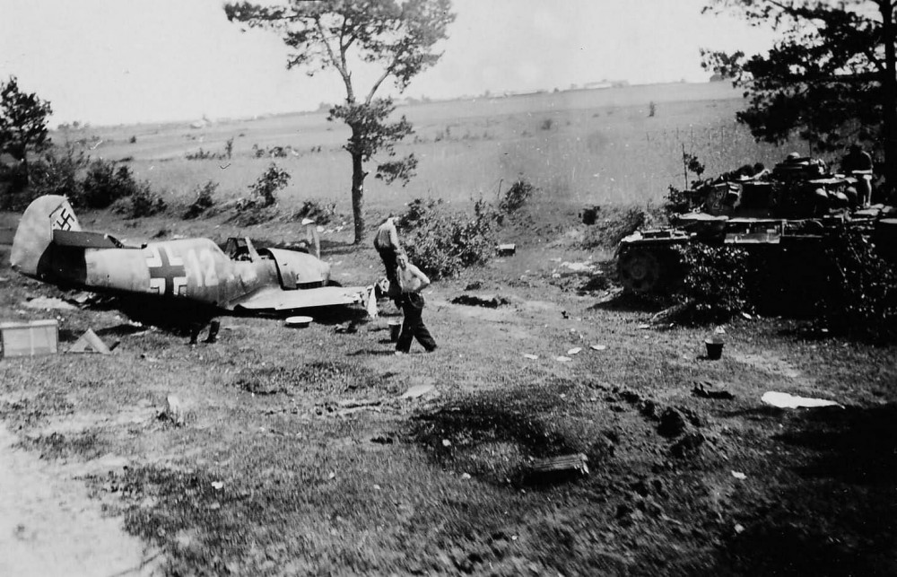Messerschmitt_Bf_109_near_Panzer_IV.thumb.jpg.f821ec949d78aabe0f215059ef35a434.jpg