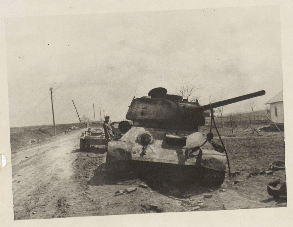 T-34-85-002.jpg.5e8a7db038459864bf3c9bcfd72224d2.jpg