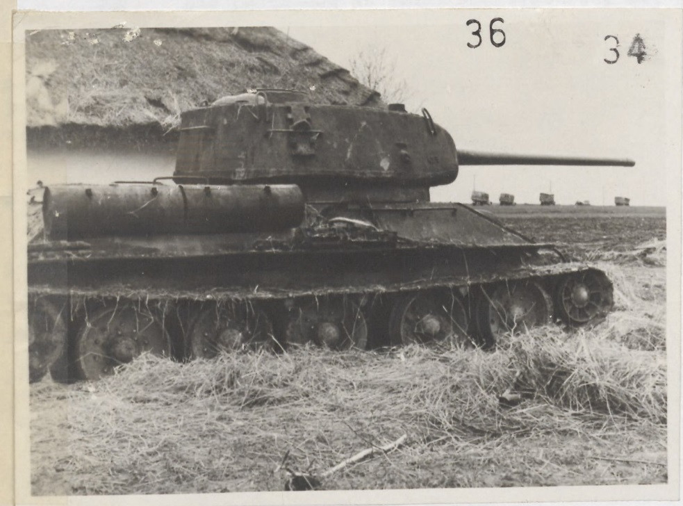 T-34-85-1.jpg.7b08562f6ef1de8dc985c37a7f9fca13.jpg