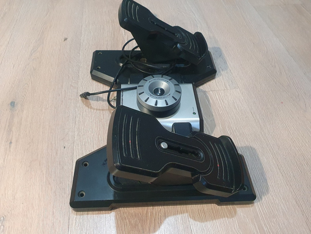 02_Saitek_Rudder Pedals.jpg