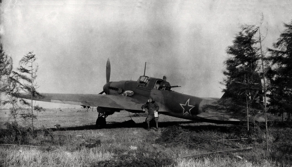 Ил-2КР из 151-го ОКРАП на аэродроме.jpg