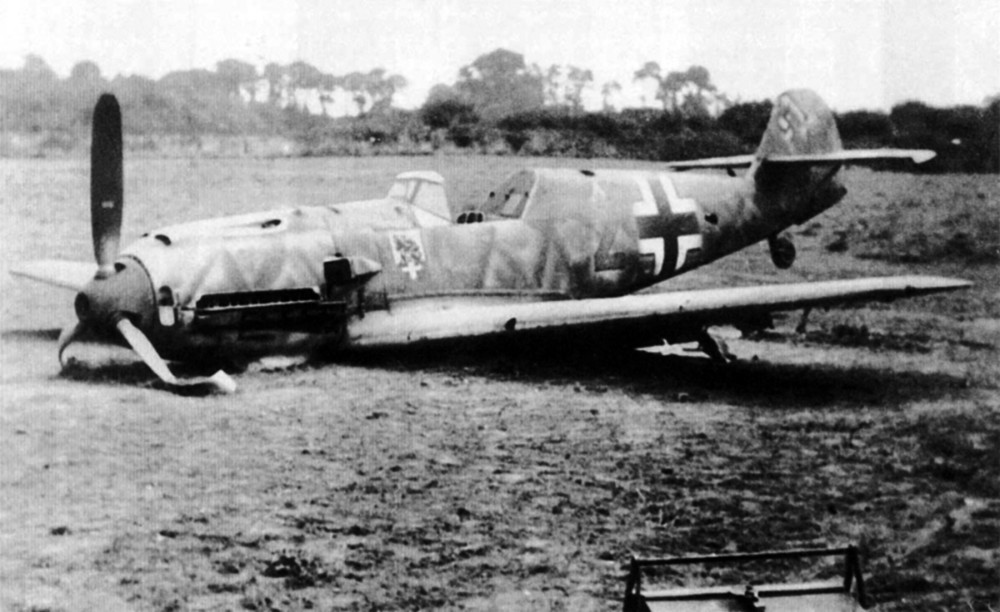 Messerschmitt-Bf-109E1-6.JG54-Brown-2-crash-landed-at-Campagne-France-1940-01.jpg