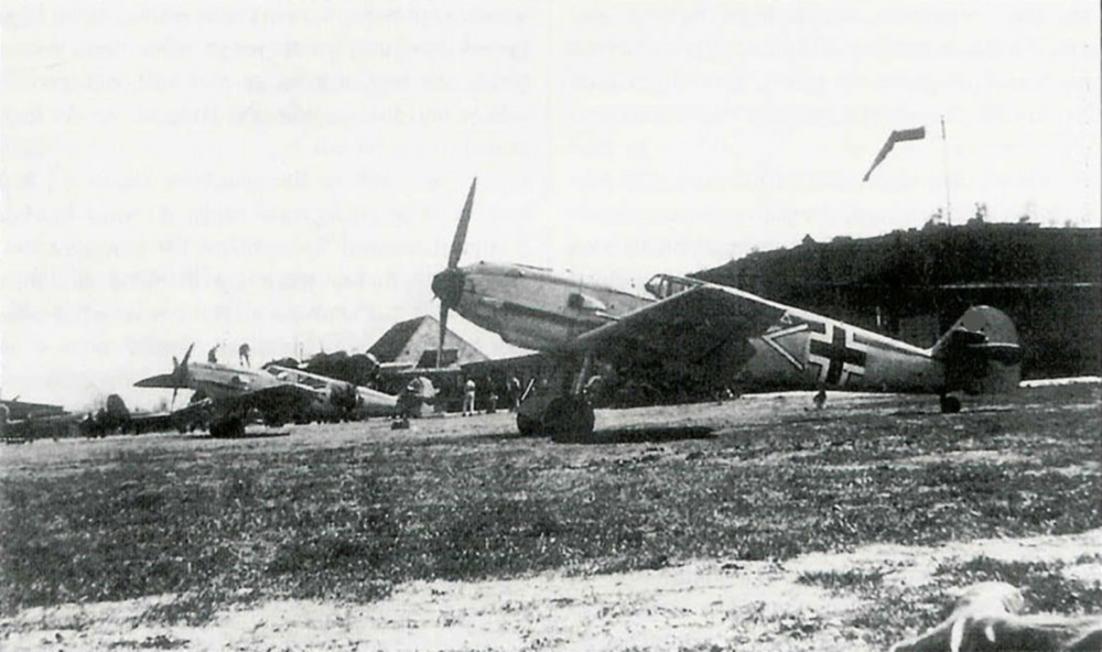 Messerschmitt-Bf-109E4-Stab-I.JG27-Gunther-Bode-WNr-1394-France-1940-02.jpg